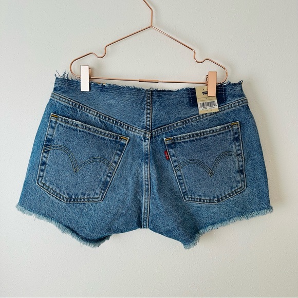 New Levi’s 501 light wash jean denim mid rise cutoffs raw hem short - Picture 6 of 8